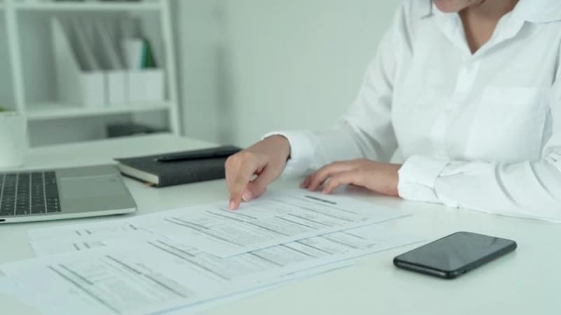 Quy định pháp lý và người phát hành chứng từ
