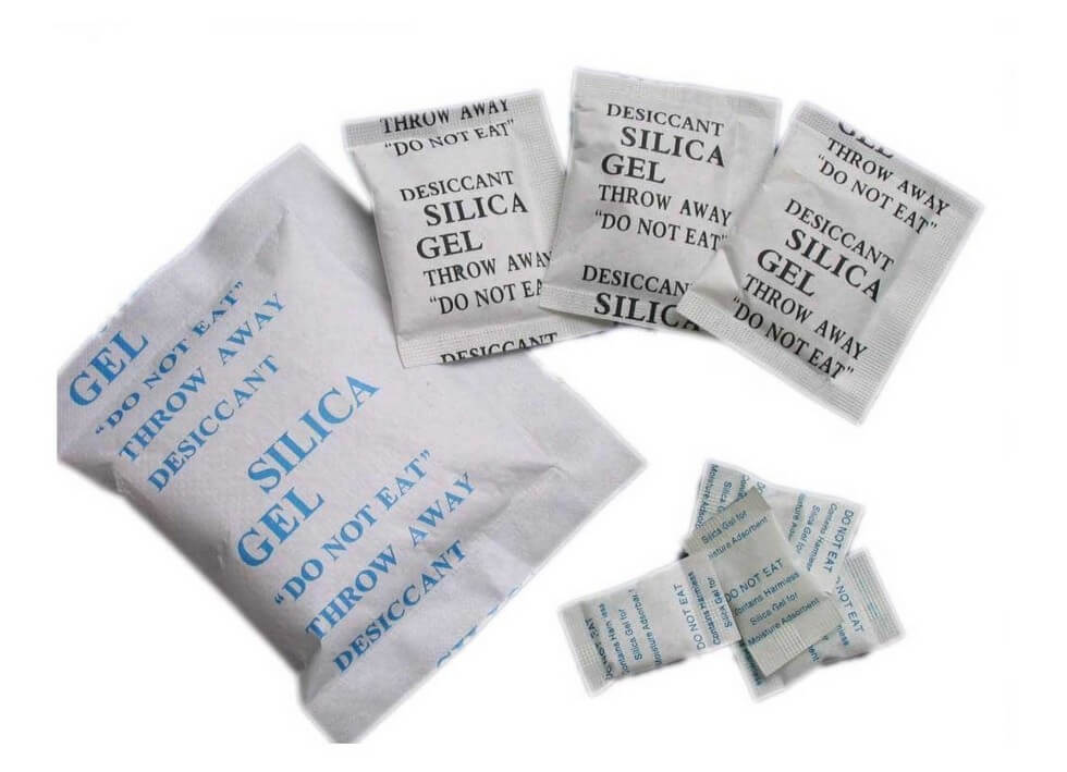 Dùng vật liệu hút ẩm (Hạt silicagel, bột hút ẩm)